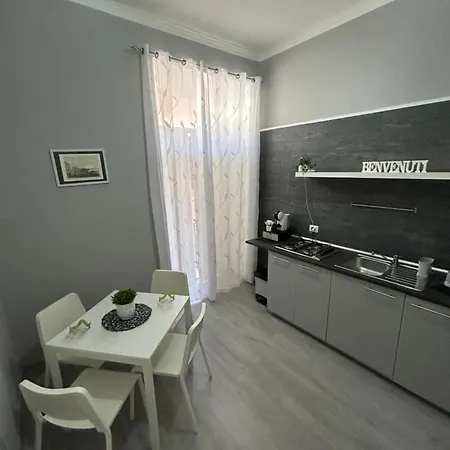 La Casa Di Elvira Materdei Neapel